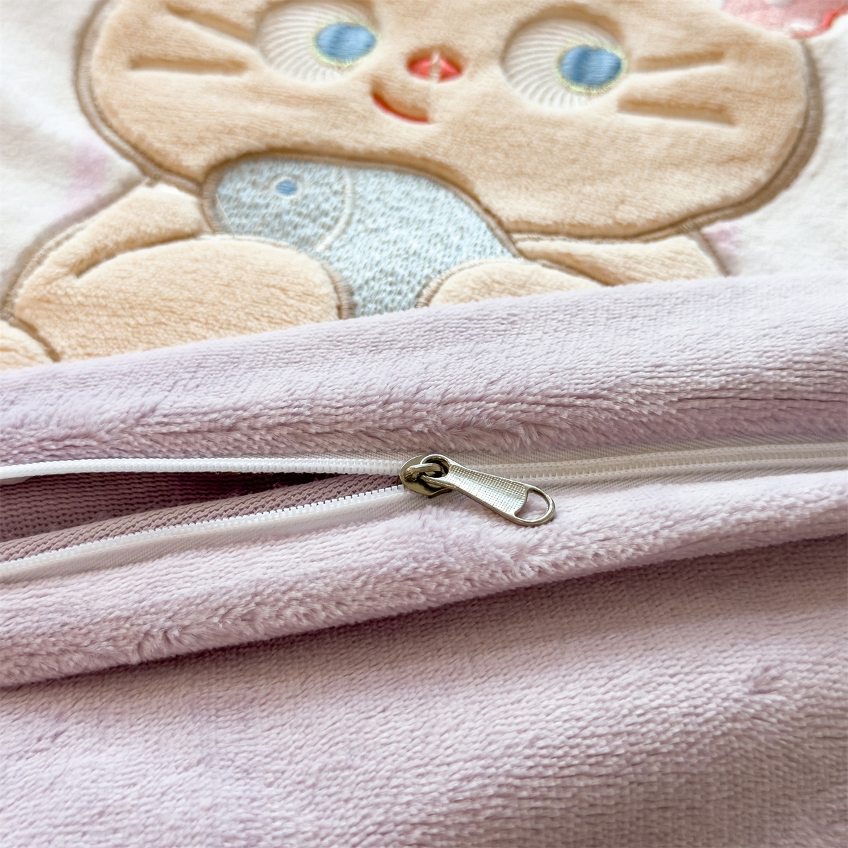 91家纺网 家纺一手货源 找家纺 曲之慕 2025新款卡通消光牛奶绒贴布四件套 猫咪乐园