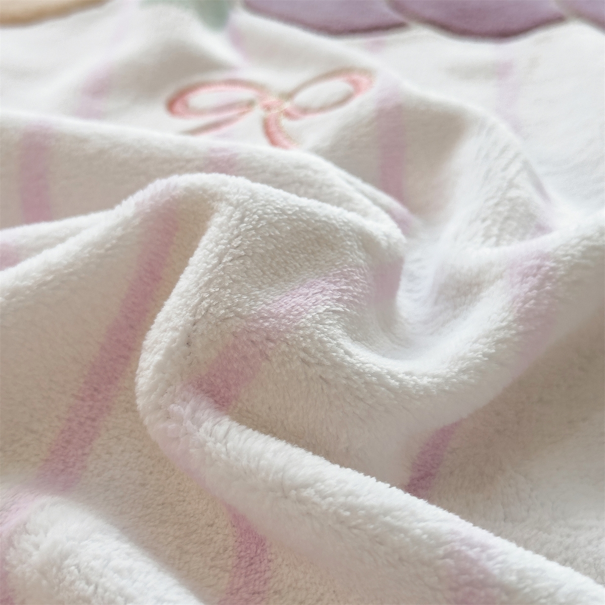 91家纺网 家纺一手货源 找家纺 曲之慕 2025新款卡通消光牛奶绒贴布四件套 猫咪乐园