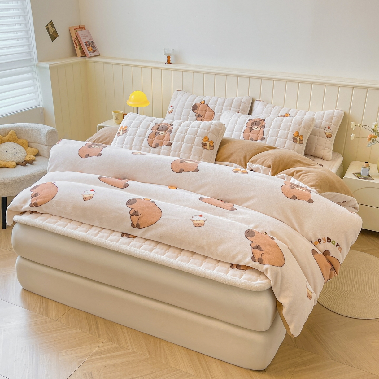 91家纺网 家纺一手货源 找家纺 LIFE.丽芙 2025秋冬新款A类牛奶绒加厚夹棉床褥垫+被套组合四件套 麦麦卡皮