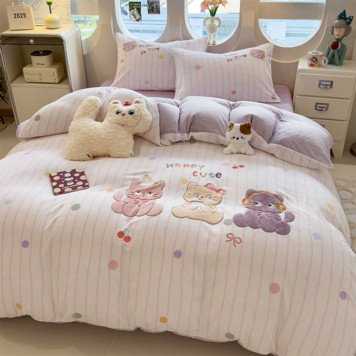 91家纺网 家纺一手货源 找家纺 曲之慕 2025新款卡通消光牛奶绒贴布四件套 猫咪乐园