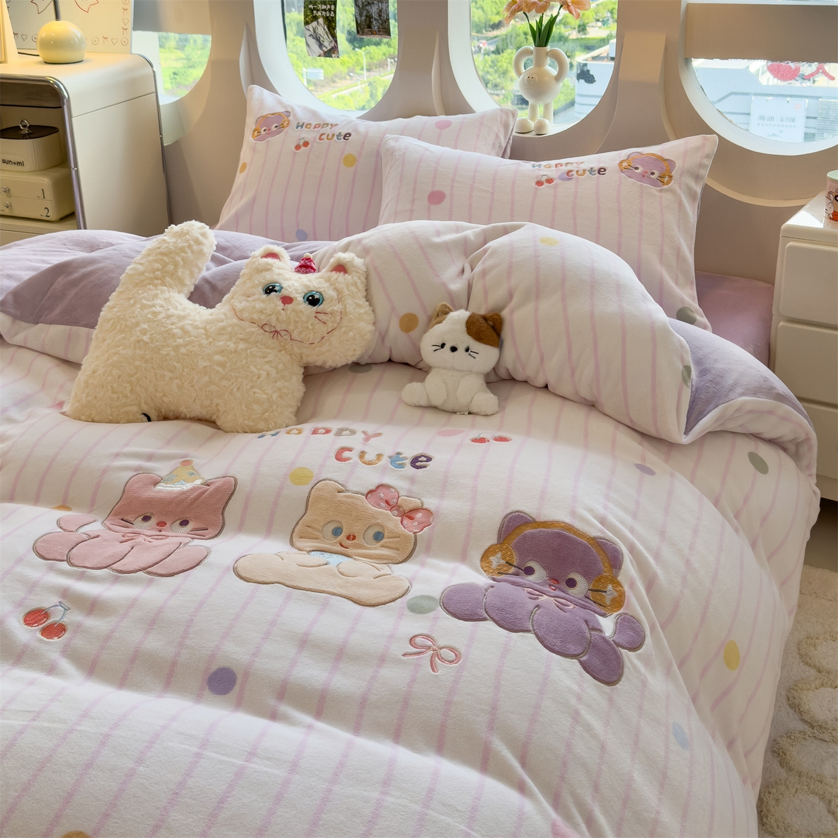 91家纺网 家纺一手货源 找家纺 曲之慕 2025新款卡通消光牛奶绒贴布四件套 猫咪乐园