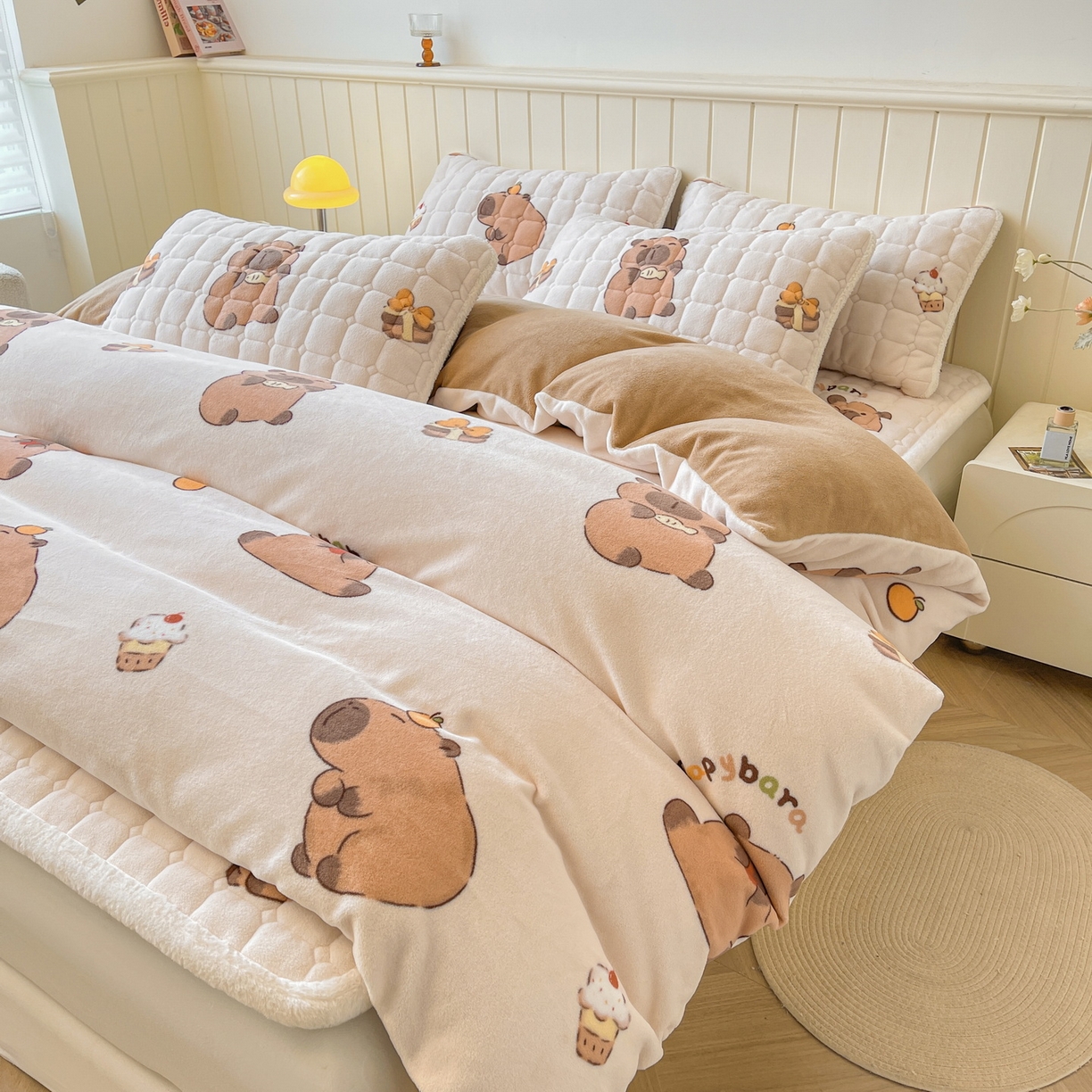 91家纺网 家纺一手货源 找家纺 LIFE.丽芙 2025秋冬新款A类牛奶绒加厚夹棉床褥垫+被套组合四件套 麦麦卡皮