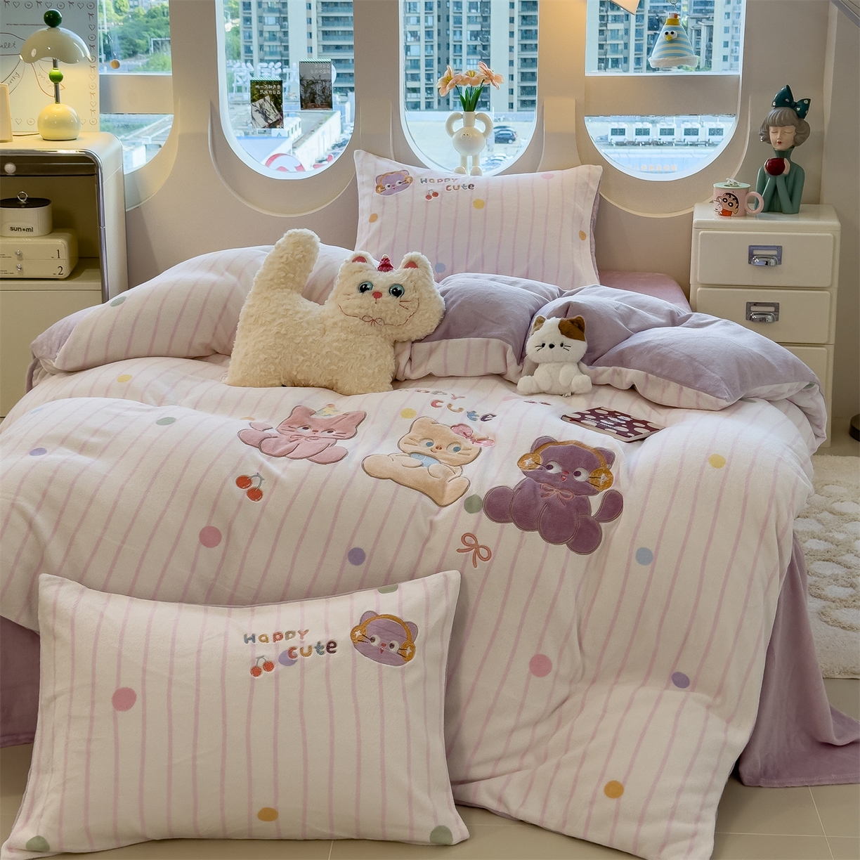 91家纺网 家纺一手货源 找家纺 曲之慕 2025新款卡通消光牛奶绒贴布四件套 猫咪乐园