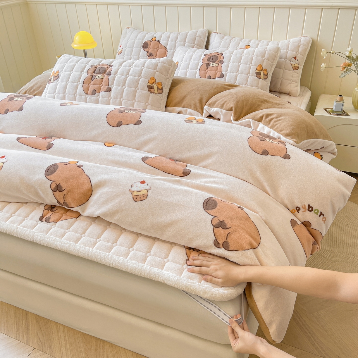 91家纺网 家纺一手货源 找家纺 LIFE.丽芙 2025秋冬新款A类牛奶绒加厚夹棉床褥垫+被套组合四件套 麦麦卡皮