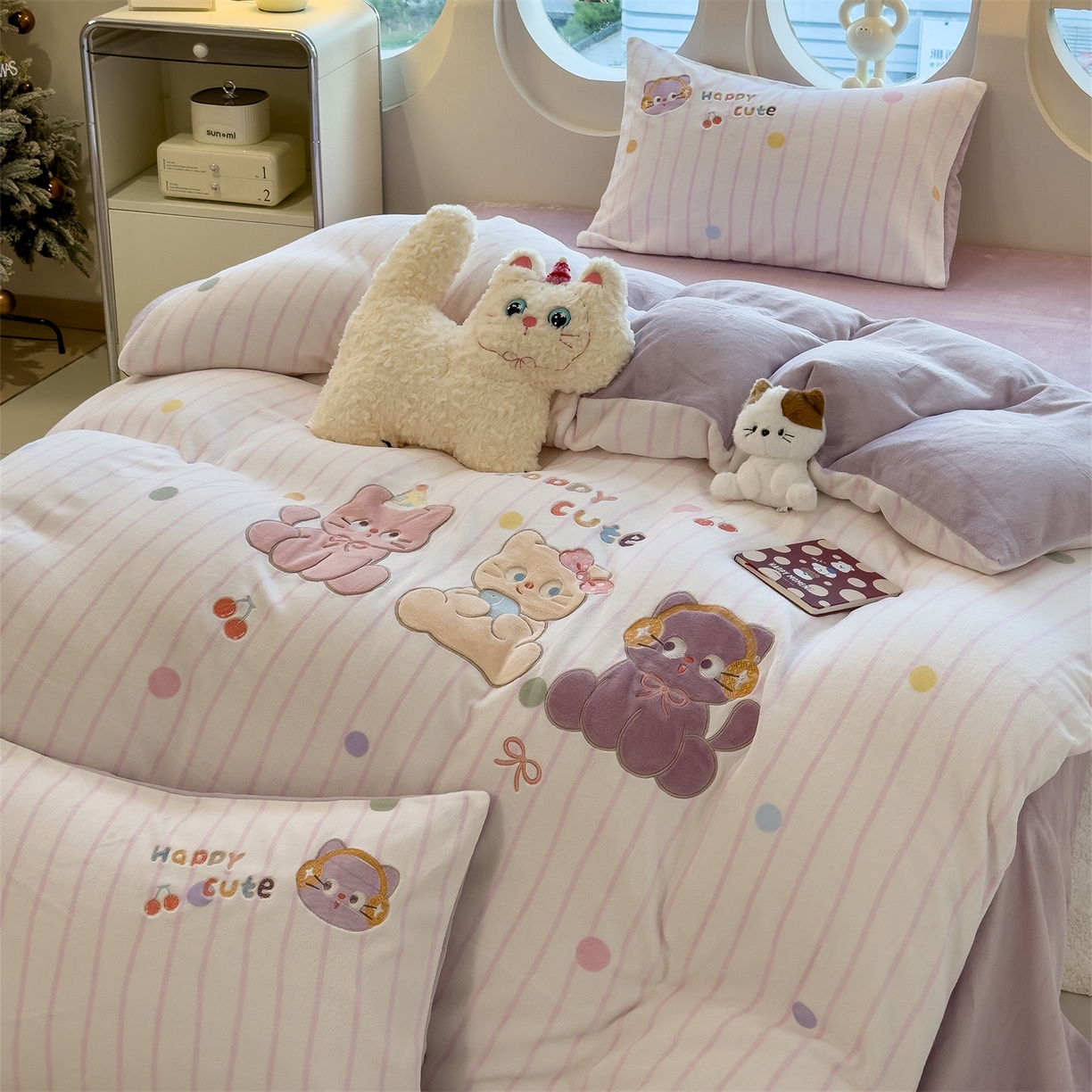 91家纺网 家纺一手货源 找家纺 曲之慕 2025新款卡通消光牛奶绒贴布四件套 猫咪乐园