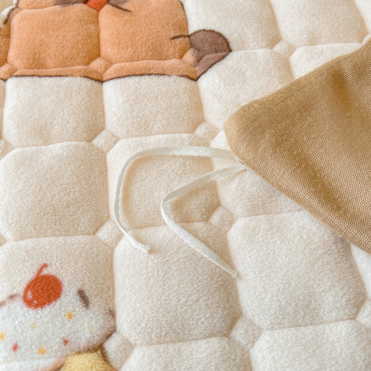 91家纺网 家纺一手货源 找家纺 LIFE.丽芙 2025秋冬新款A类牛奶绒加厚夹棉床褥垫+被套组合四件套 麦麦卡皮