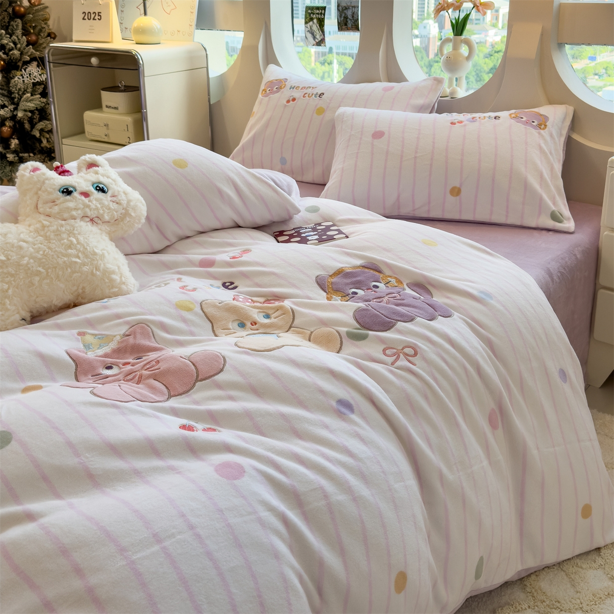 91家纺网 家纺一手货源 找家纺 曲之慕 2025新款卡通消光牛奶绒贴布四件套 猫咪乐园