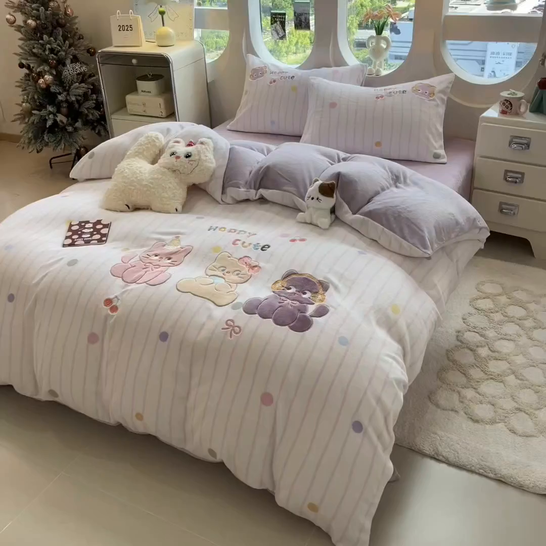 91家纺网 家纺一手货源 找家纺 曲之慕 2025新款卡通消光牛奶绒贴布四件套 猫咪乐园