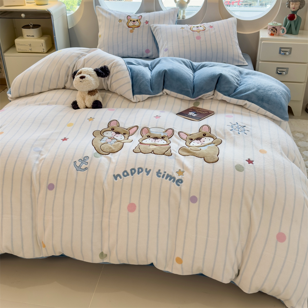 91家纺网 家纺一手货源 找家纺 曲之慕 2025新款卡通消光牛奶绒贴布四件套 萌犬乐园