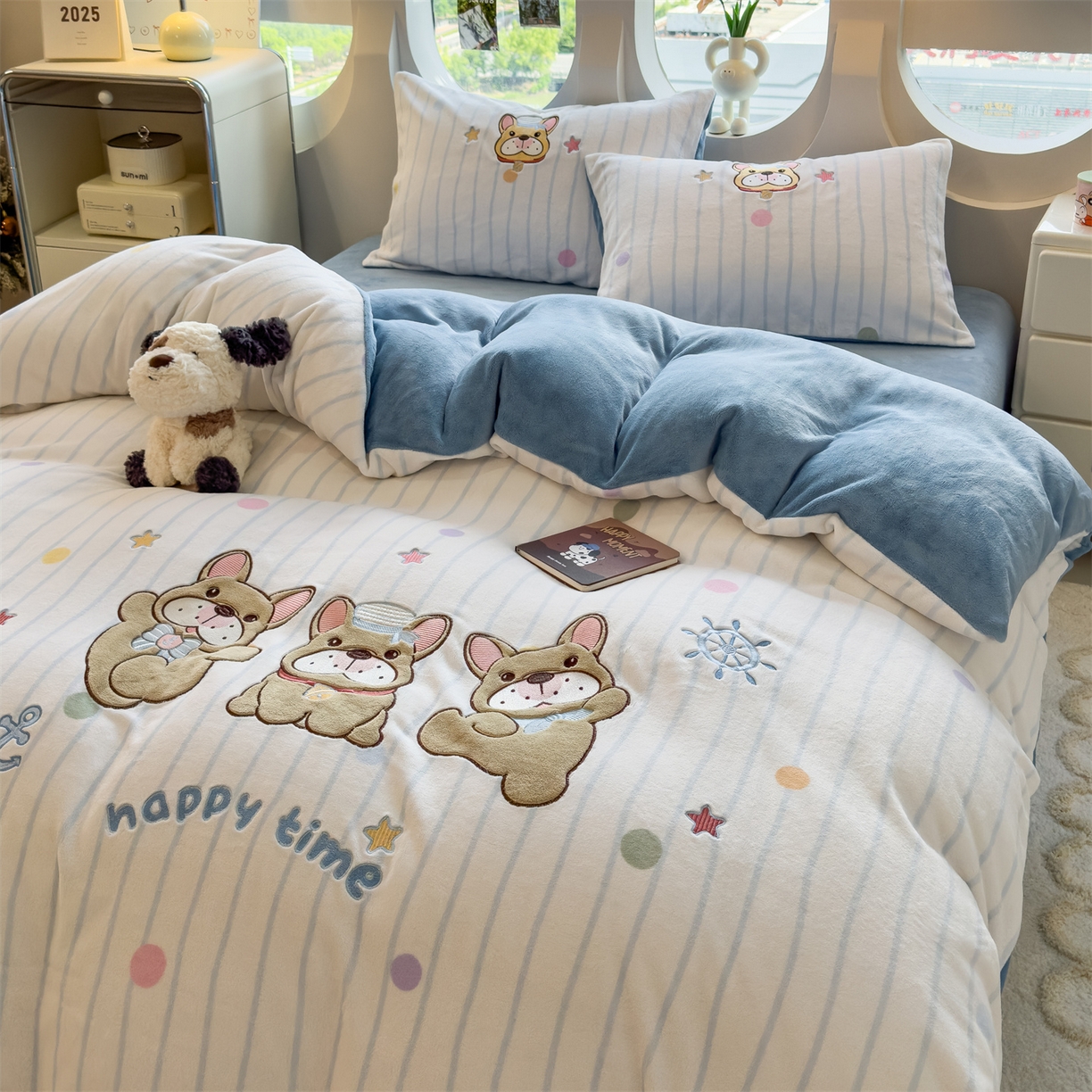 91家纺网 家纺一手货源 找家纺 曲之慕 2025新款卡通消光牛奶绒贴布四件套 萌犬乐园