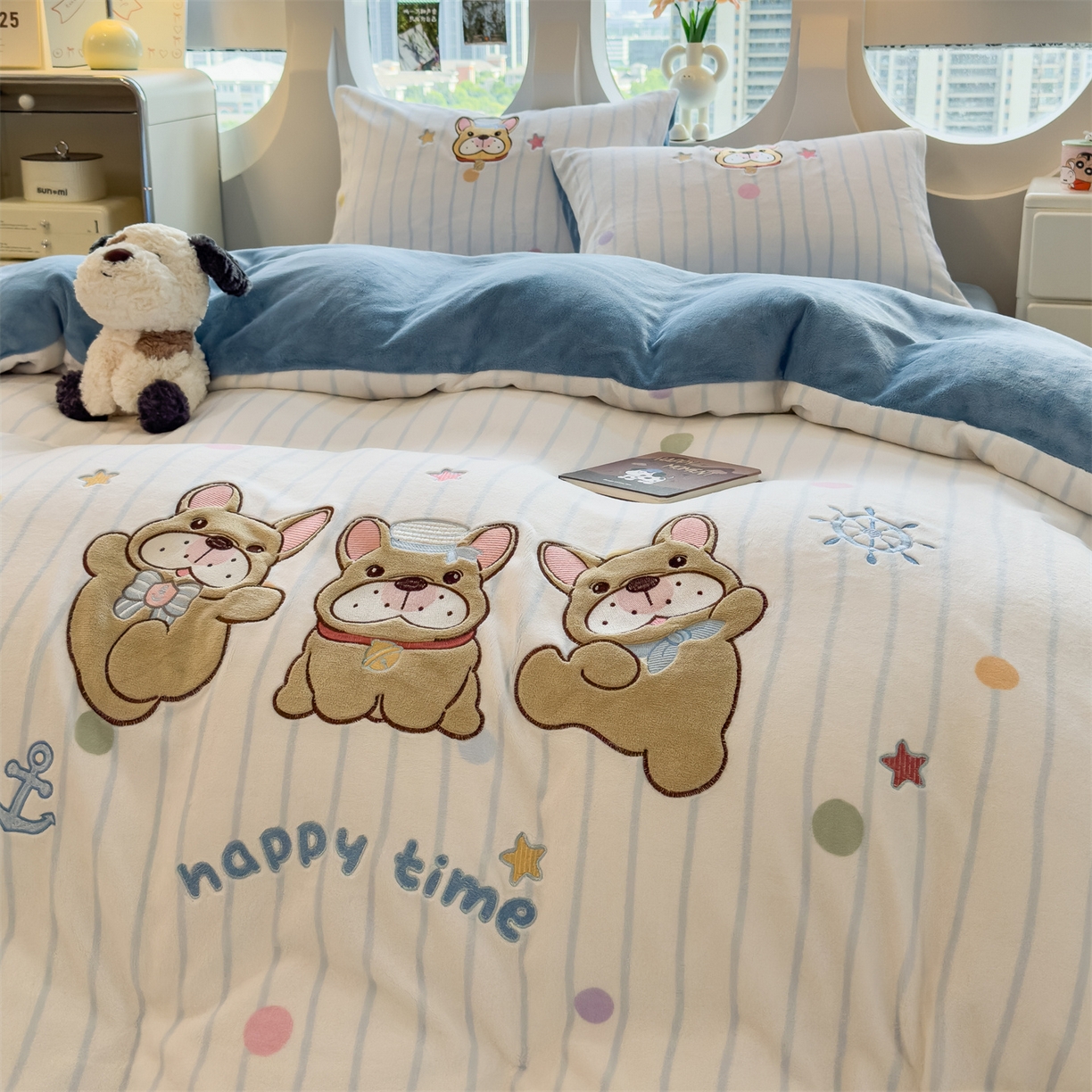 91家纺网 家纺一手货源 找家纺 曲之慕 2025新款卡通消光牛奶绒贴布四件套 萌犬乐园