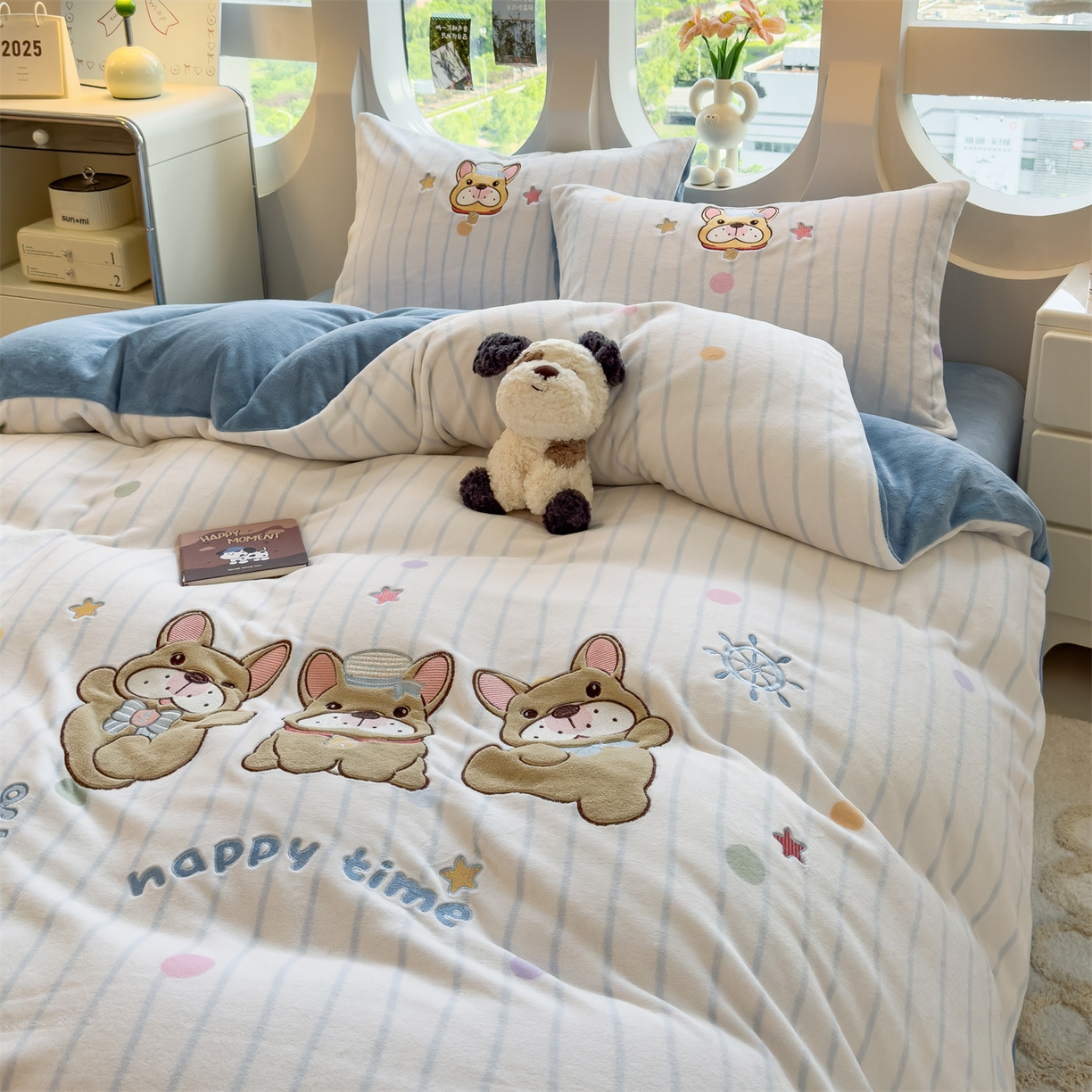 91家纺网 家纺一手货源 找家纺 曲之慕 2025新款卡通消光牛奶绒贴布四件套 萌犬乐园