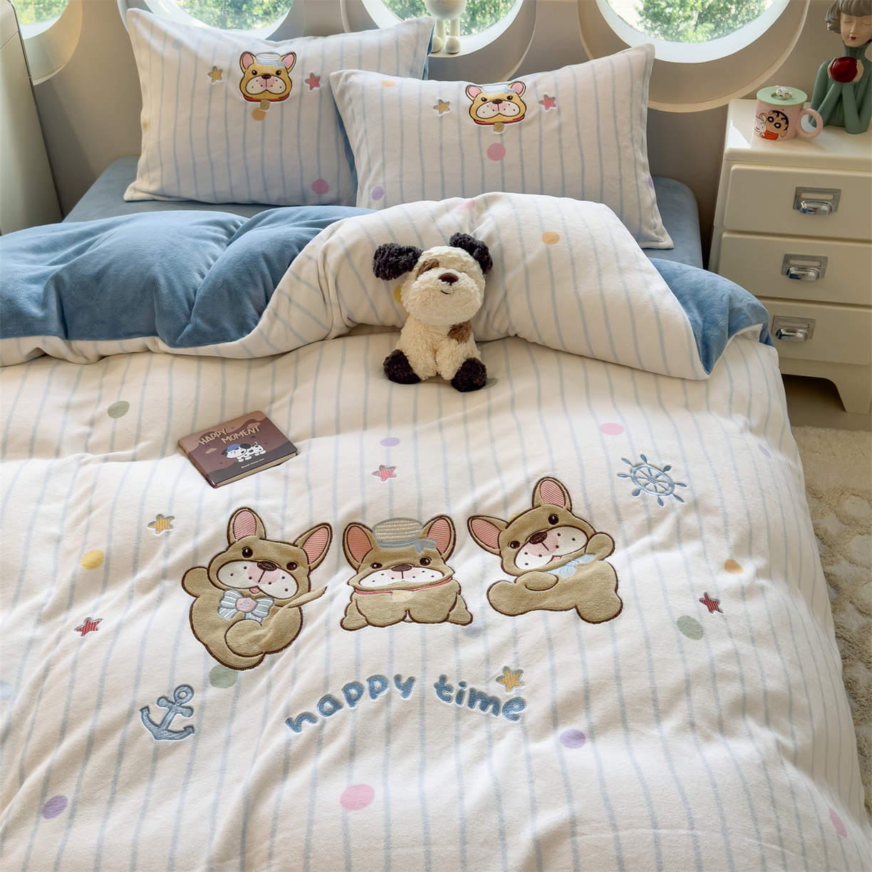 91家纺网 家纺一手货源 找家纺 曲之慕 2025新款卡通消光牛奶绒贴布四件套 萌犬乐园