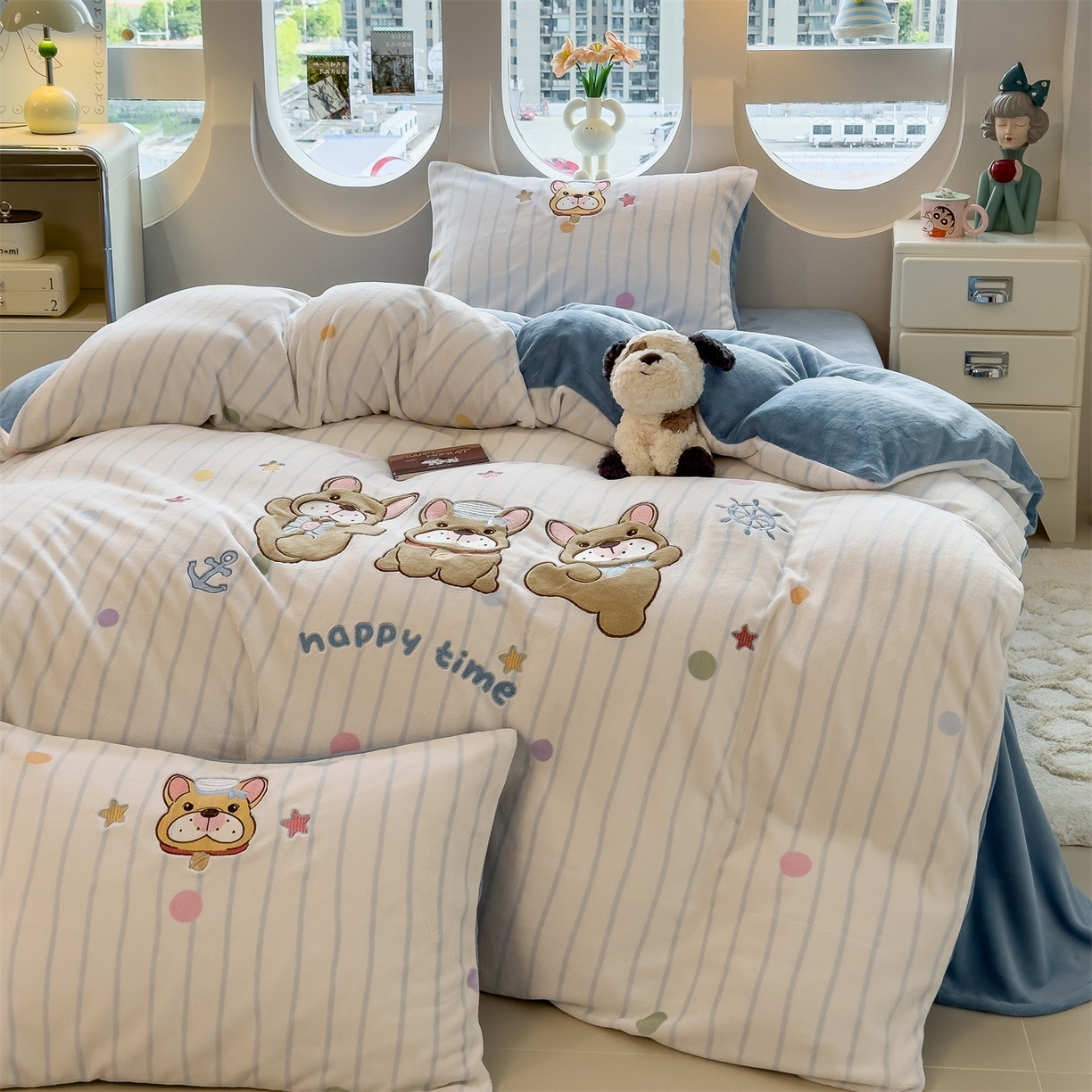 91家纺网 家纺一手货源 找家纺 曲之慕 2025新款卡通消光牛奶绒贴布四件套 萌犬乐园