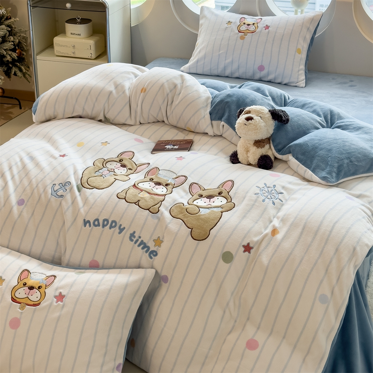 91家纺网 家纺一手货源 找家纺 曲之慕 2025新款卡通消光牛奶绒贴布四件套 萌犬乐园