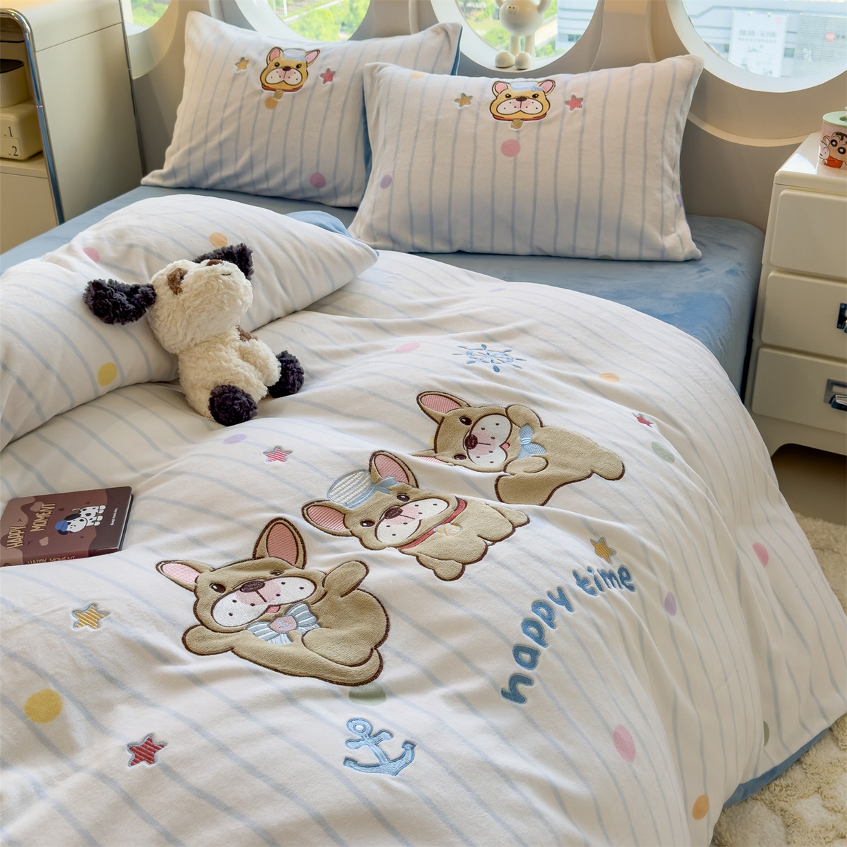 91家纺网 家纺一手货源 找家纺 曲之慕 2025新款卡通消光牛奶绒贴布四件套 萌犬乐园