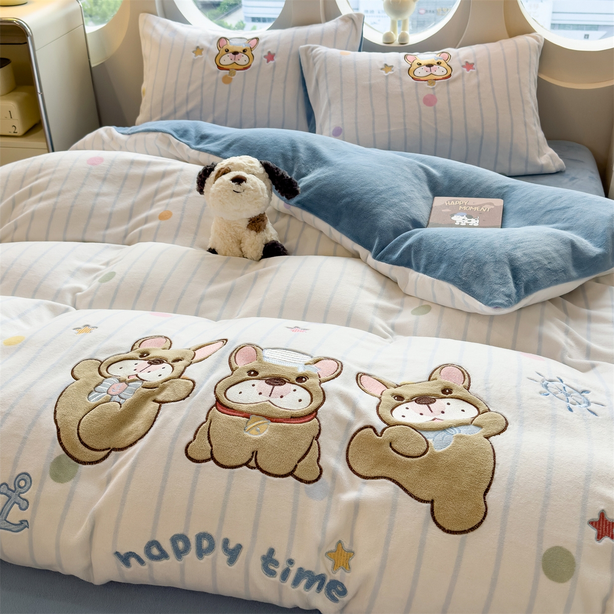 91家纺网 家纺一手货源 找家纺 曲之慕 2025新款卡通消光牛奶绒贴布四件套 萌犬乐园