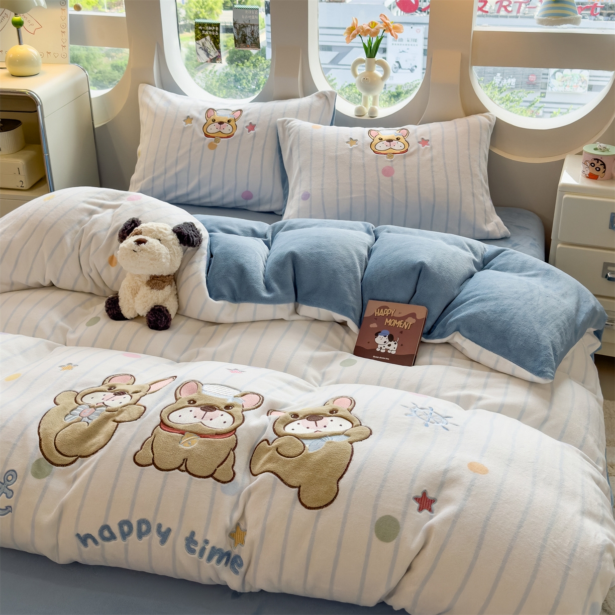 91家纺网 家纺一手货源 找家纺 曲之慕 2025新款卡通消光牛奶绒贴布四件套 萌犬乐园