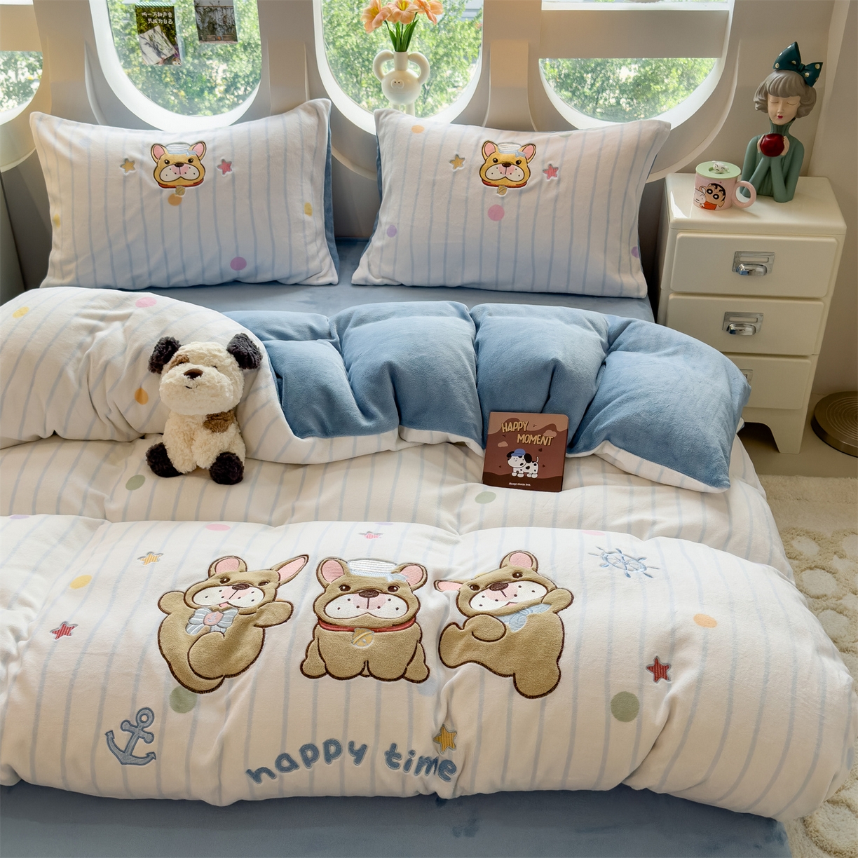 91家纺网 家纺一手货源 找家纺 曲之慕 2025新款卡通消光牛奶绒贴布四件套 萌犬乐园