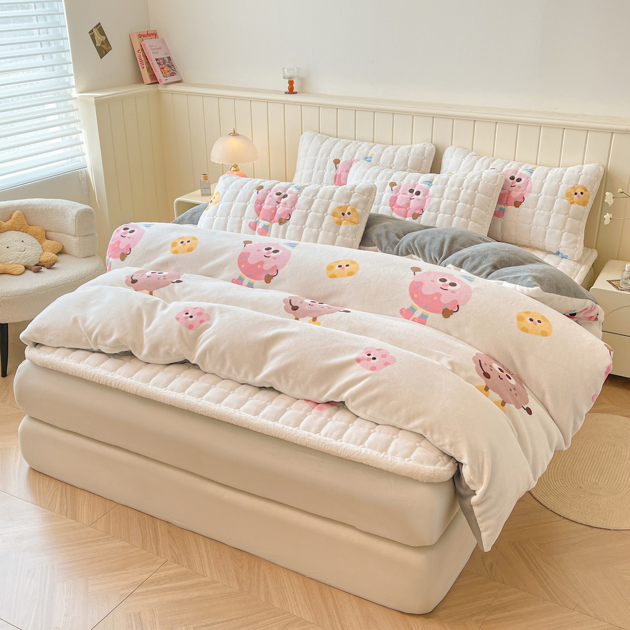 91家纺网 家纺一手货源 找家纺 LIFE.丽芙 2025秋冬新款A类牛奶绒加厚夹棉床褥垫+被套组合四件套 快乐多巴胺