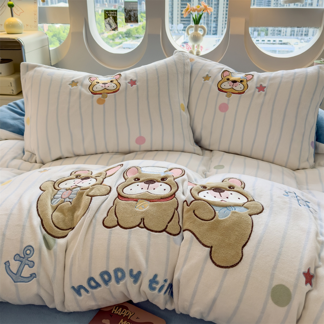 91家纺网 家纺一手货源 找家纺 曲之慕 2025新款卡通消光牛奶绒贴布四件套 萌犬乐园