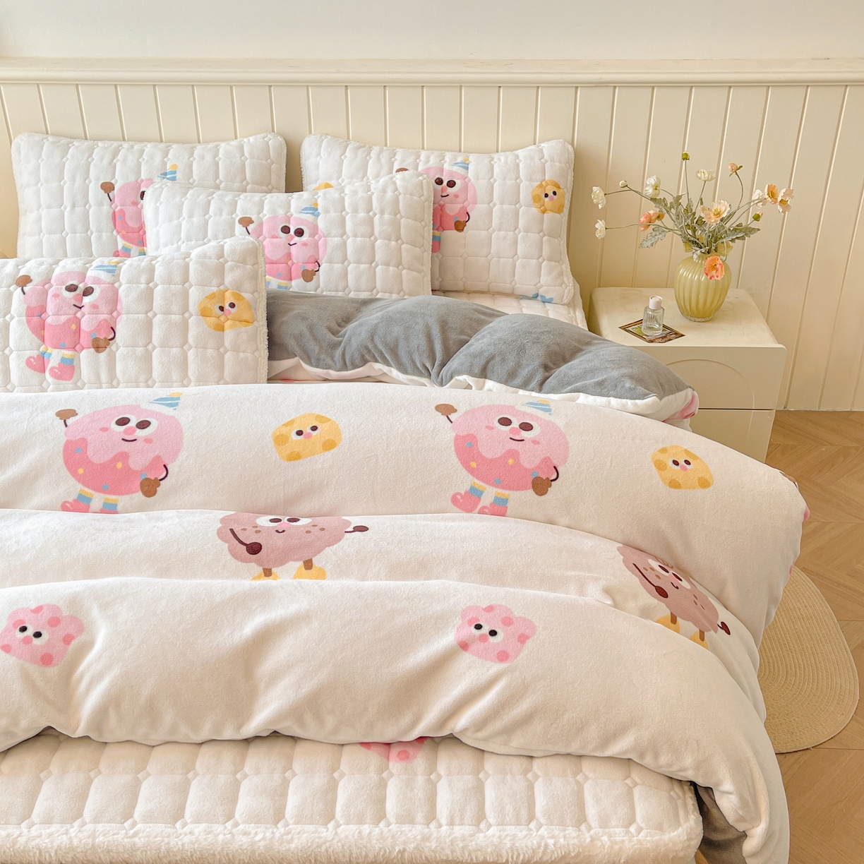 91家纺网 家纺一手货源 找家纺 LIFE.丽芙 2025秋冬新款A类牛奶绒加厚夹棉床褥垫+被套组合四件套 快乐多巴胺