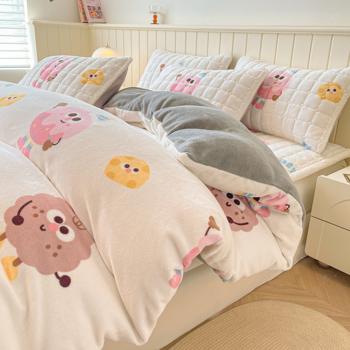 91家纺网 家纺一手货源 找家纺 LIFE.丽芙 2025秋冬新款A类牛奶绒加厚夹棉床褥垫+被套组合四件套 快乐多巴胺