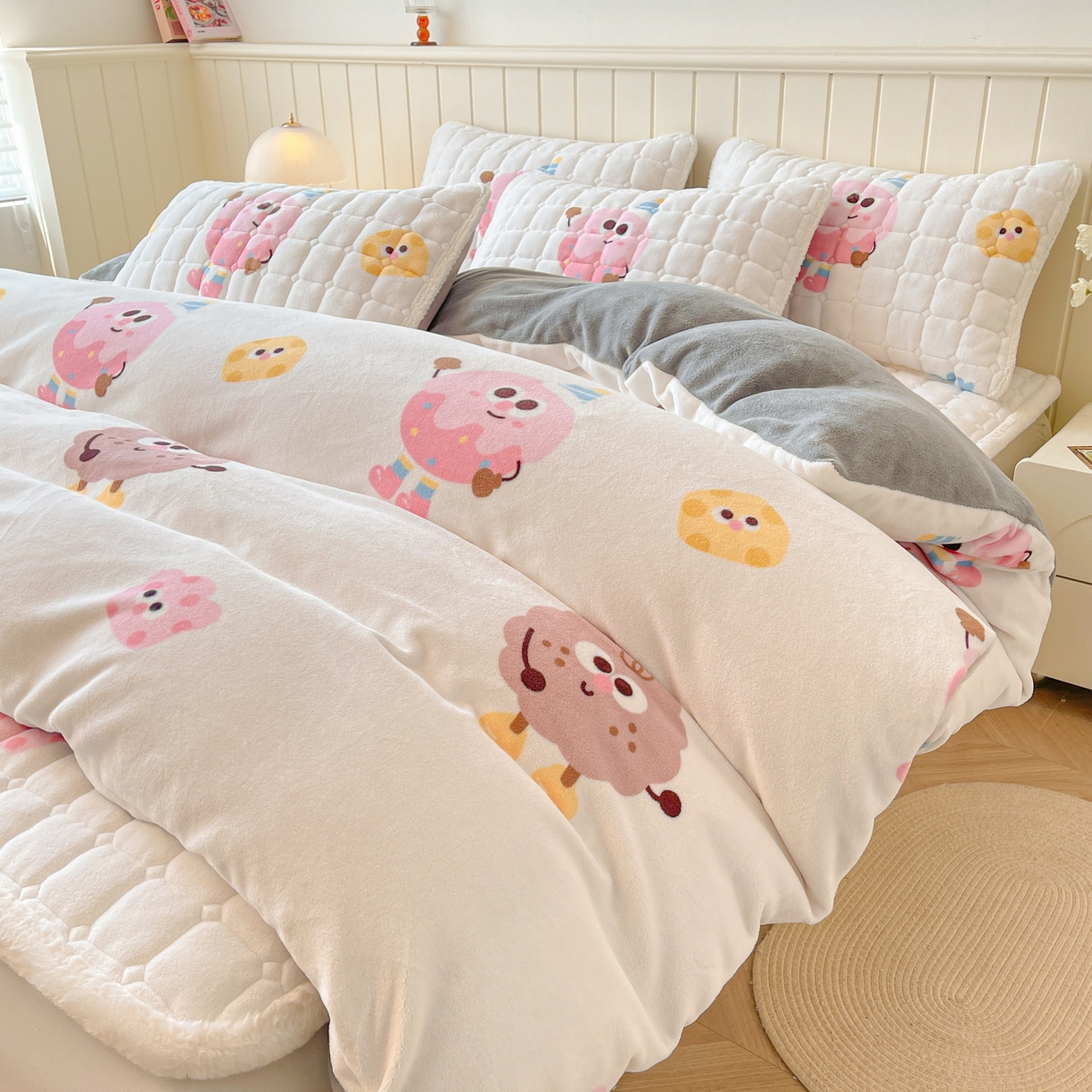 91家纺网 家纺一手货源 找家纺 LIFE.丽芙 2025秋冬新款A类牛奶绒加厚夹棉床褥垫+被套组合四件套 快乐多巴胺