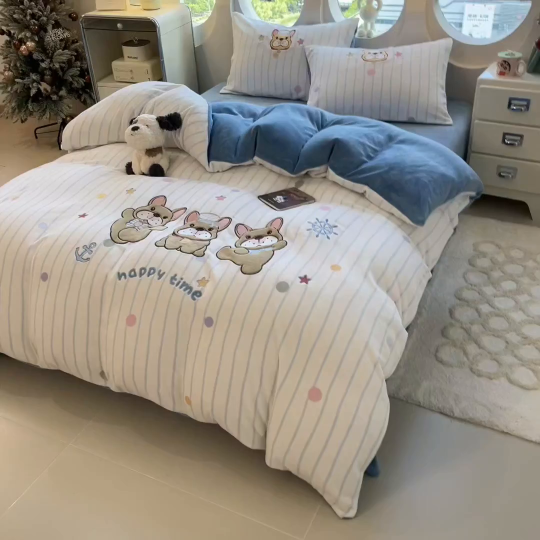 91家纺网 家纺一手货源 找家纺 曲之慕 2025新款卡通消光牛奶绒贴布四件套 萌犬乐园