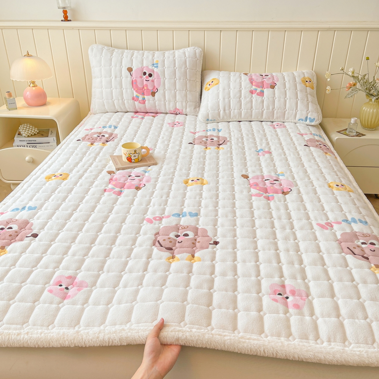 91家纺网 家纺一手货源 找家纺 LIFE.丽芙 2025秋冬新款A类牛奶绒加厚夹棉床褥垫+被套组合四件套 快乐多巴胺