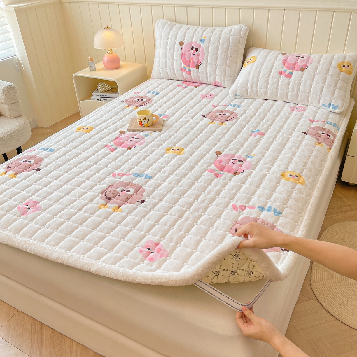 91家纺网 家纺一手货源 找家纺 LIFE.丽芙 2025秋冬新款A类牛奶绒加厚夹棉床褥垫+被套组合四件套 快乐多巴胺