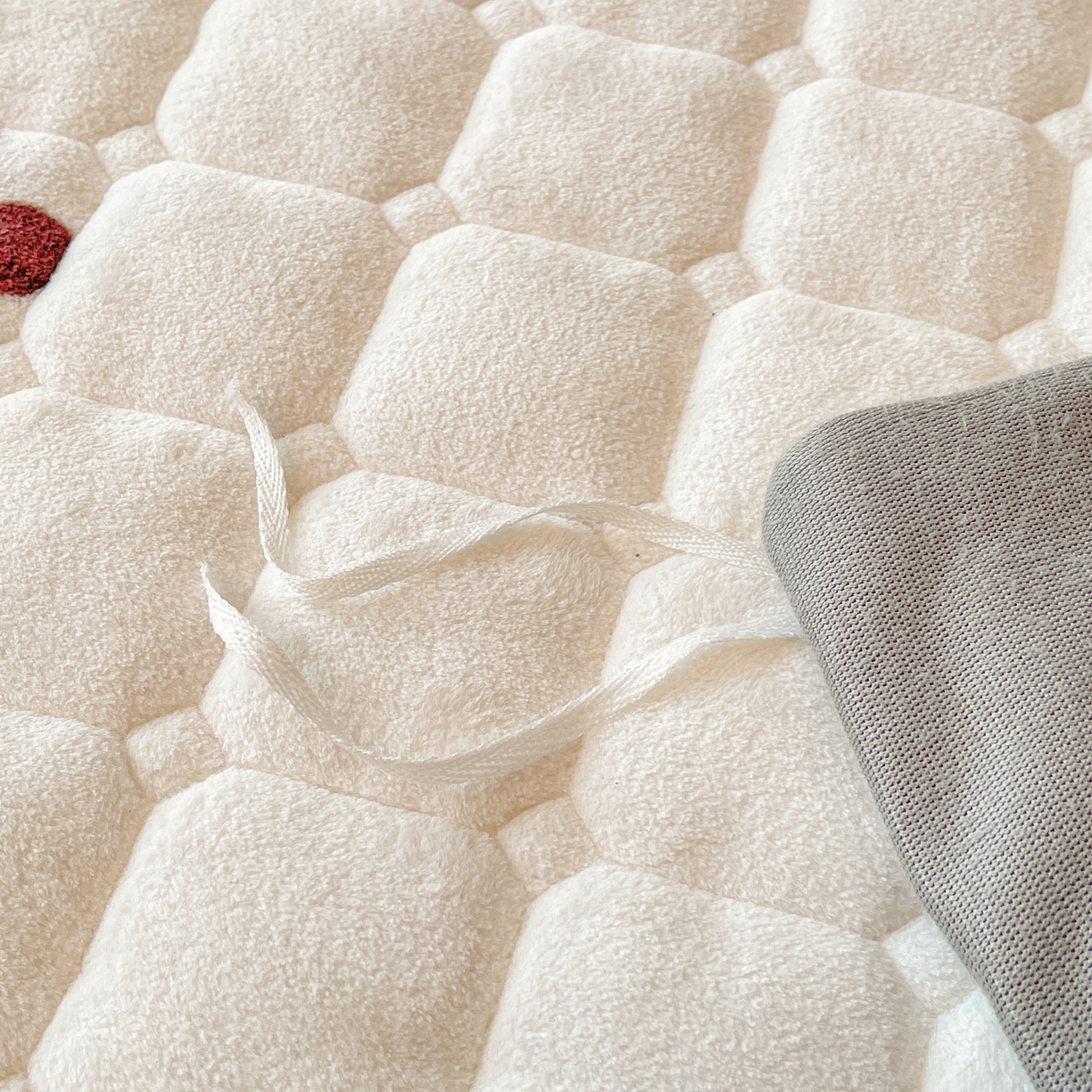 91家纺网 家纺一手货源 找家纺 LIFE.丽芙 2025秋冬新款A类牛奶绒加厚夹棉床褥垫+被套组合四件套 快乐多巴胺