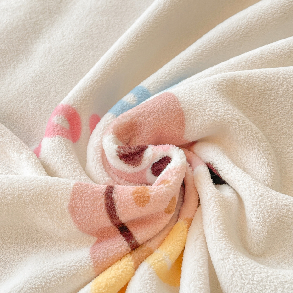 91家纺网 家纺一手货源 找家纺 LIFE.丽芙 2025秋冬新款A类牛奶绒加厚夹棉床褥垫+被套组合四件套 快乐多巴胺