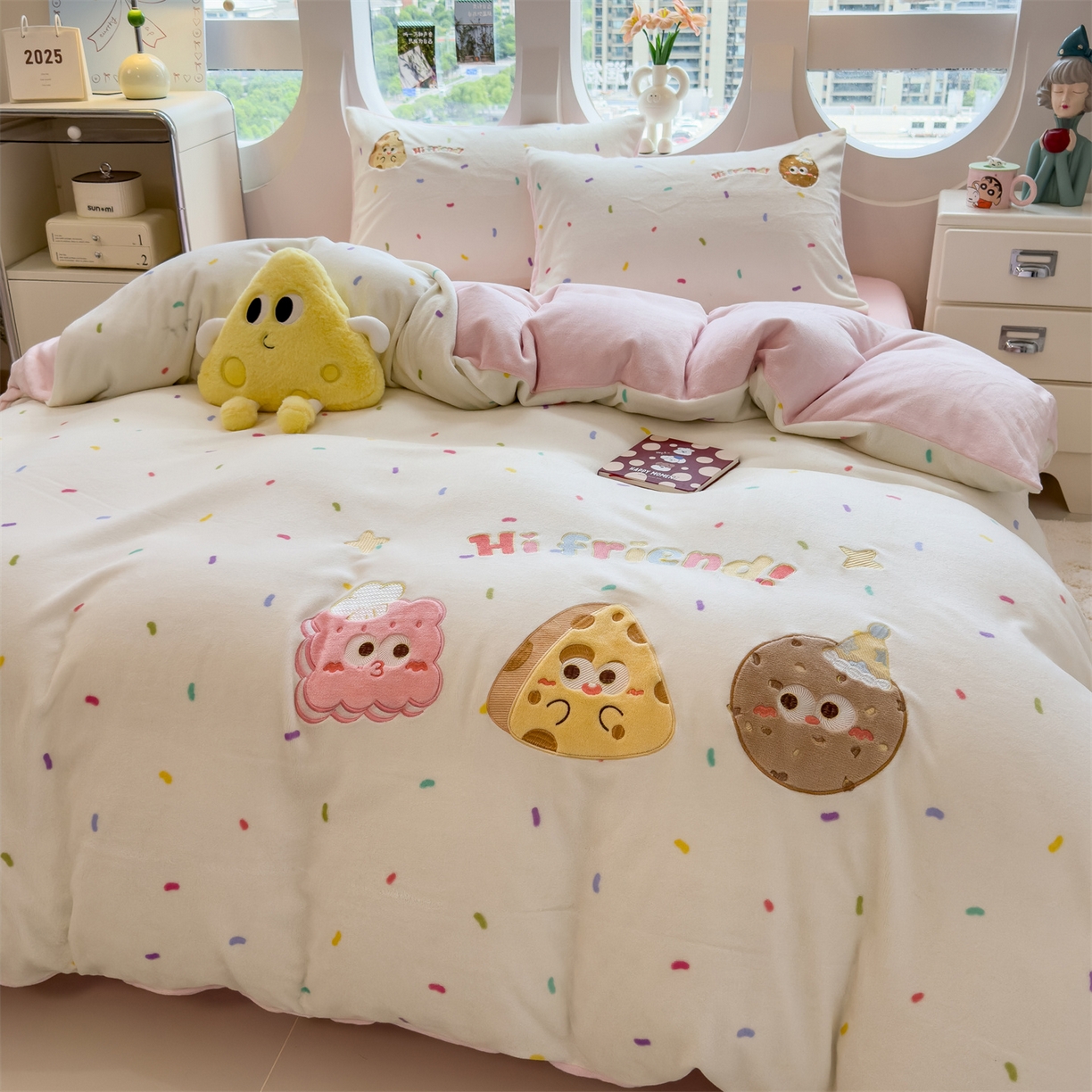 91家纺网 家纺一手货源 找家纺 曲之慕 2025新款卡通消光牛奶绒贴布四件套 甜点旅行