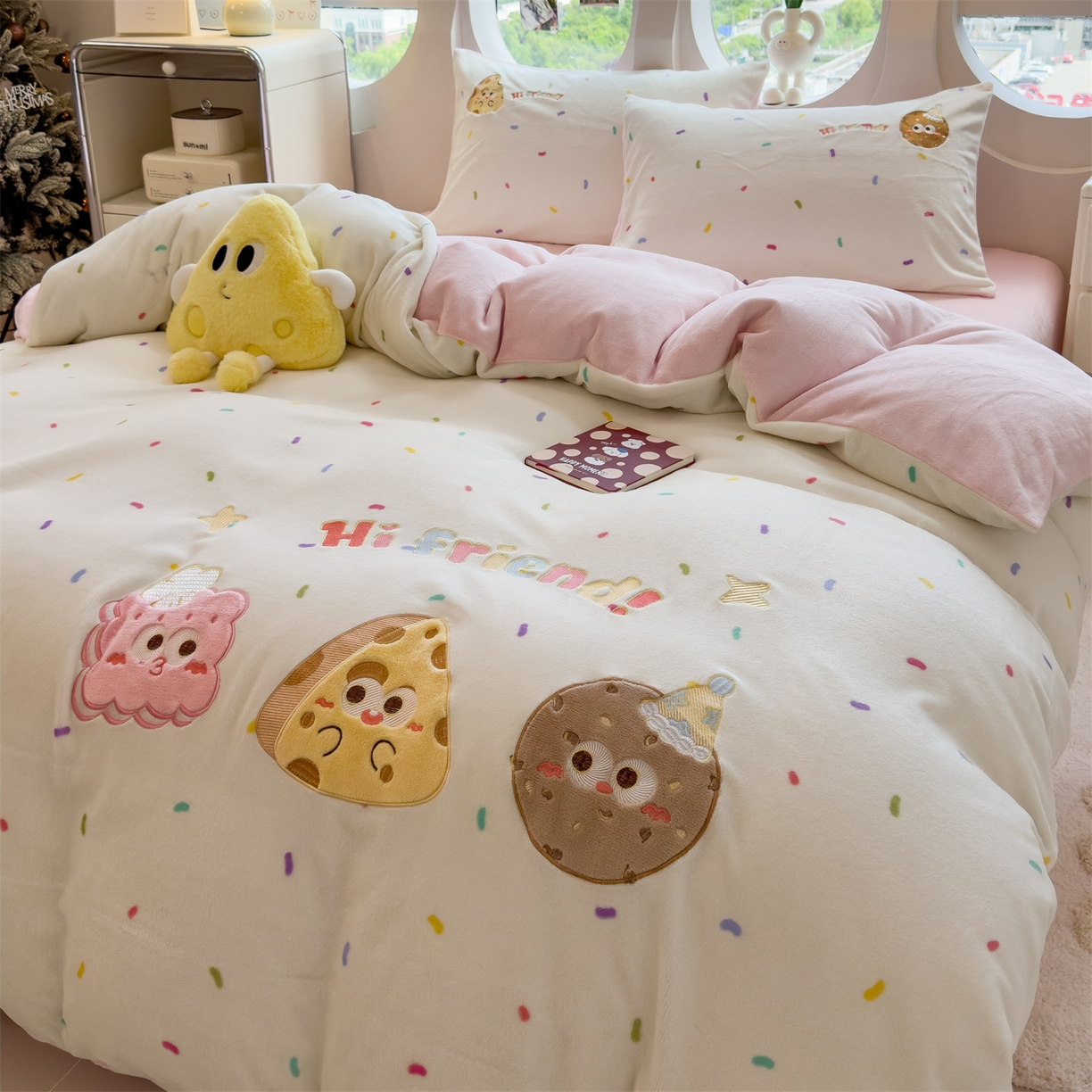 91家纺网 家纺一手货源 找家纺 曲之慕 2025新款卡通消光牛奶绒贴布四件套 甜点旅行