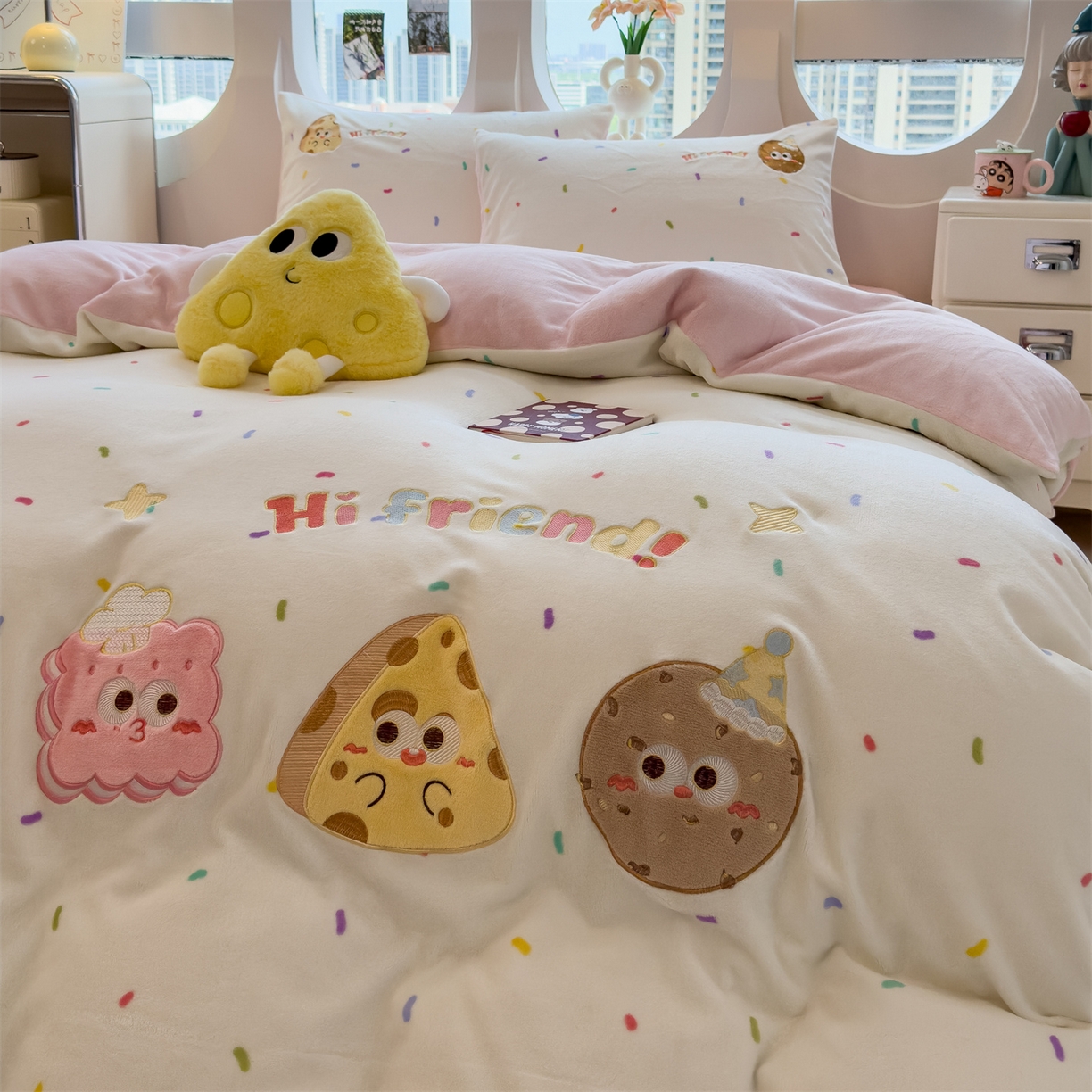 91家纺网 家纺一手货源 找家纺 曲之慕 2025新款卡通消光牛奶绒贴布四件套 甜点旅行