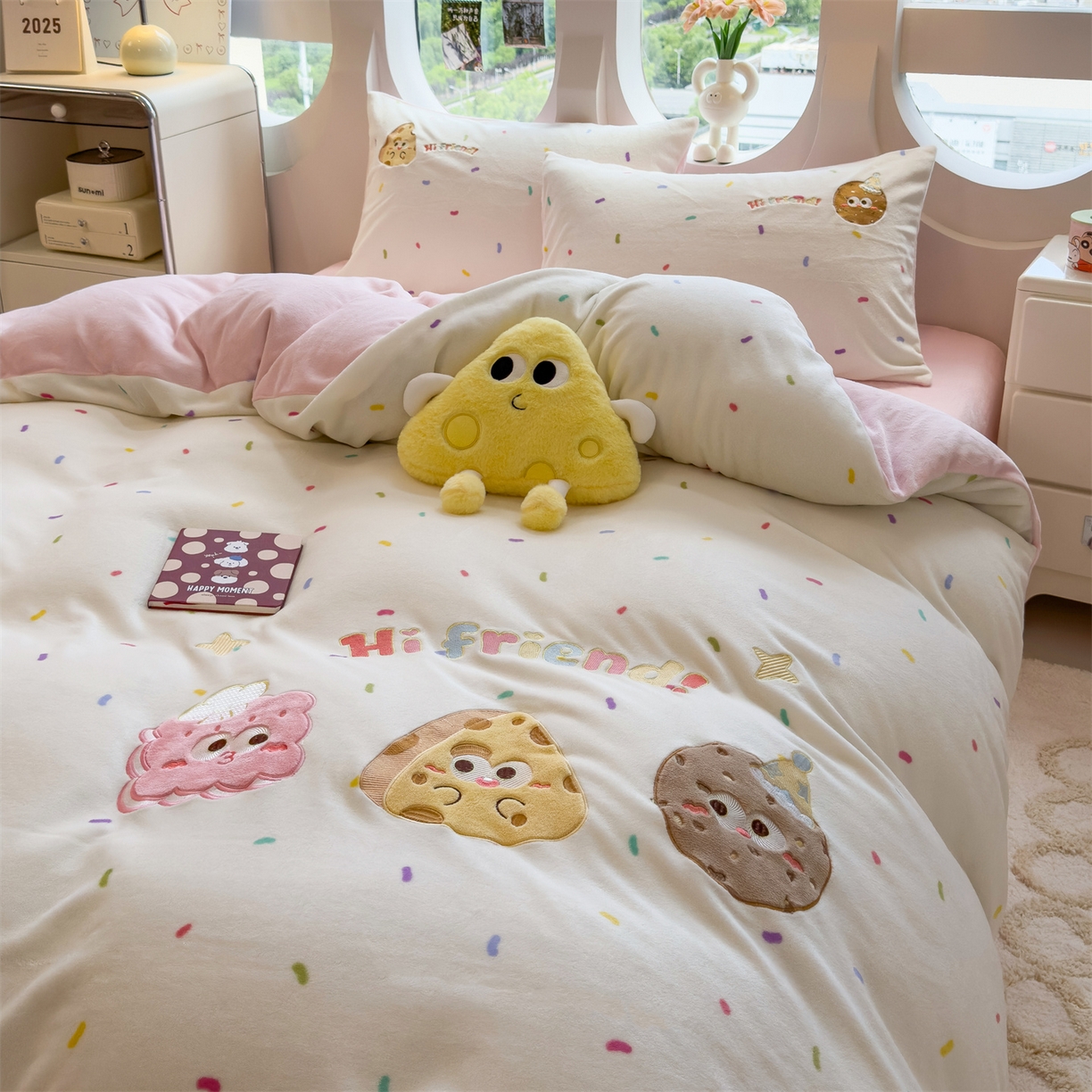 91家纺网 家纺一手货源 找家纺 曲之慕 2025新款卡通消光牛奶绒贴布四件套 甜点旅行