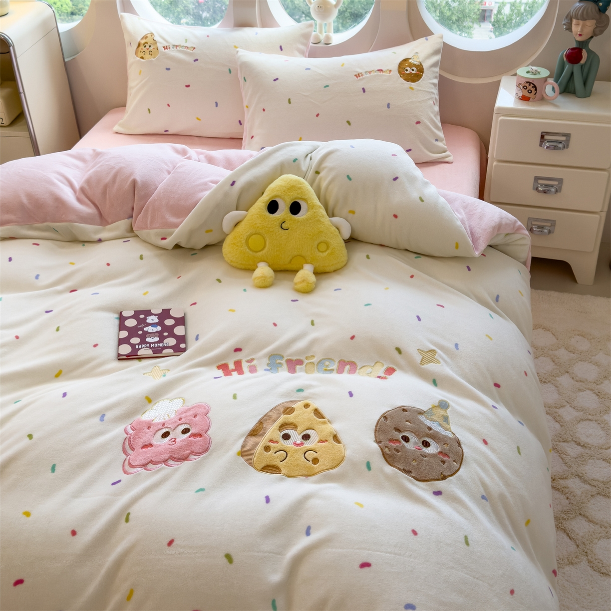 91家纺网 家纺一手货源 找家纺 曲之慕 2025新款卡通消光牛奶绒贴布四件套 甜点旅行