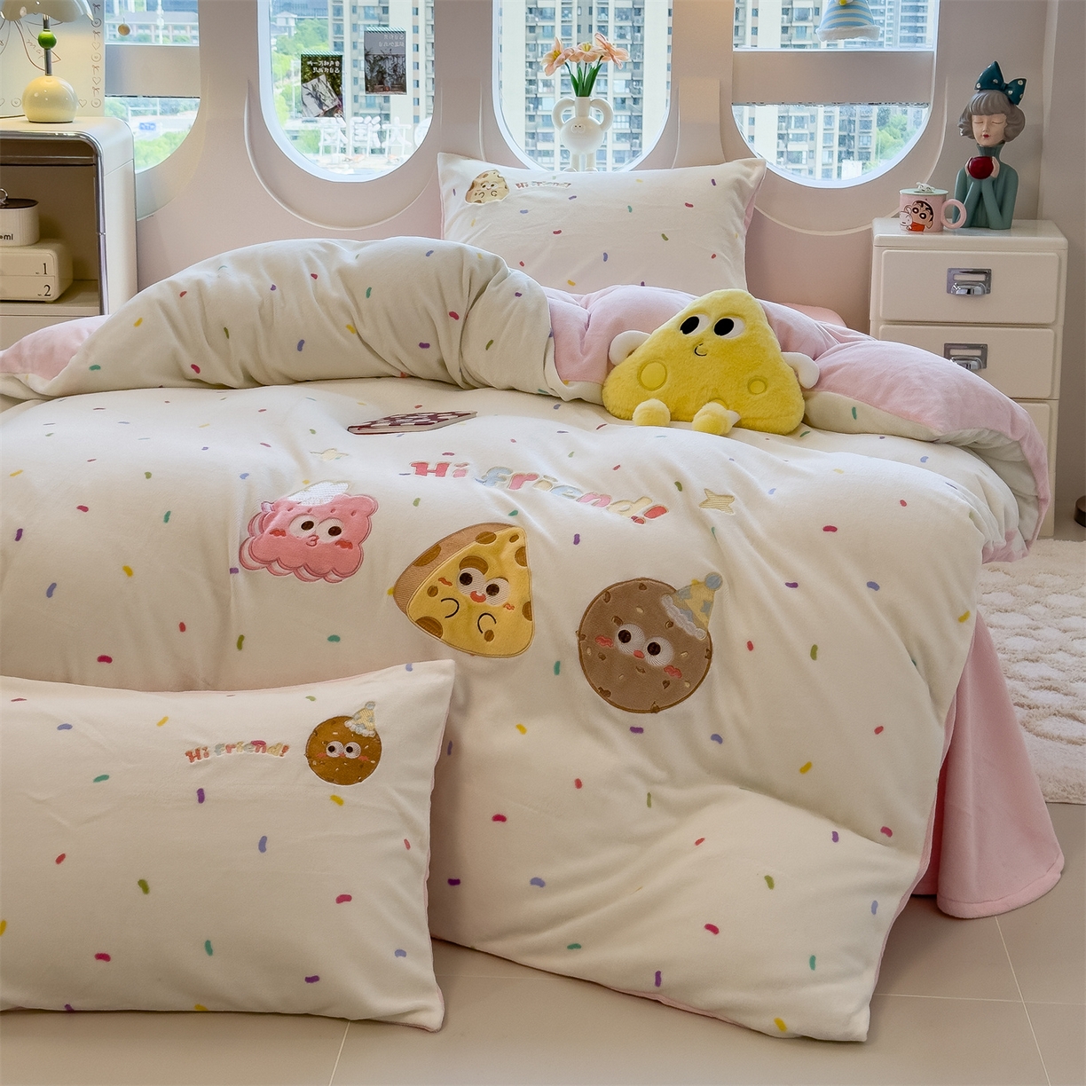 91家纺网 家纺一手货源 找家纺 曲之慕 2025新款卡通消光牛奶绒贴布四件套 甜点旅行