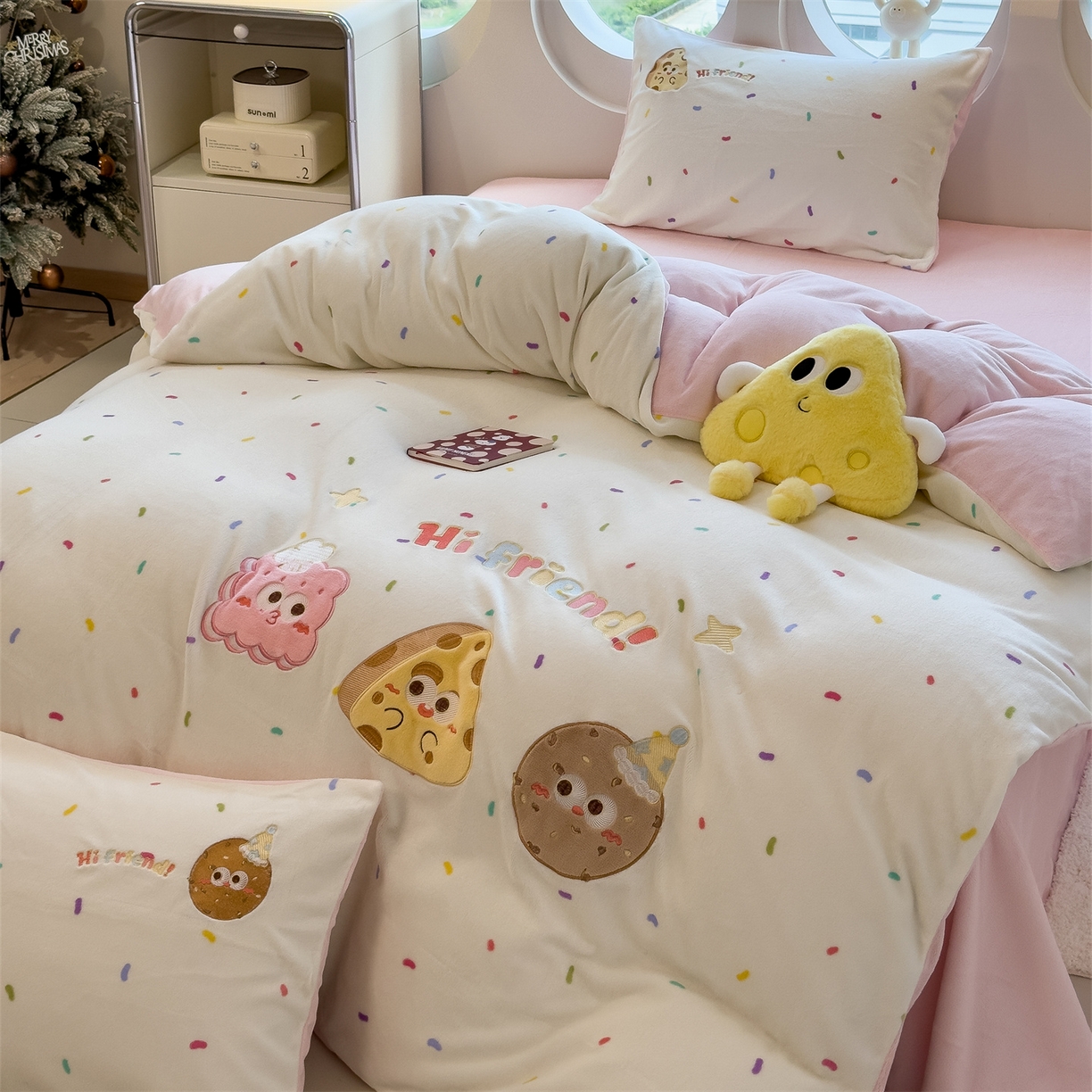 91家纺网 家纺一手货源 找家纺 曲之慕 2025新款卡通消光牛奶绒贴布四件套 甜点旅行