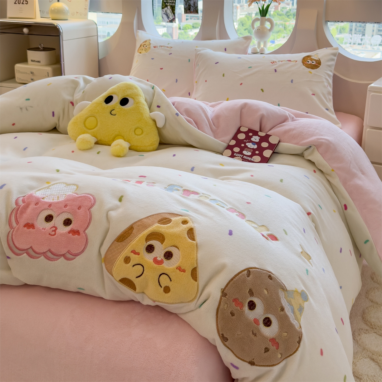 91家纺网 家纺一手货源 找家纺 曲之慕 2025新款卡通消光牛奶绒贴布四件套 甜点旅行