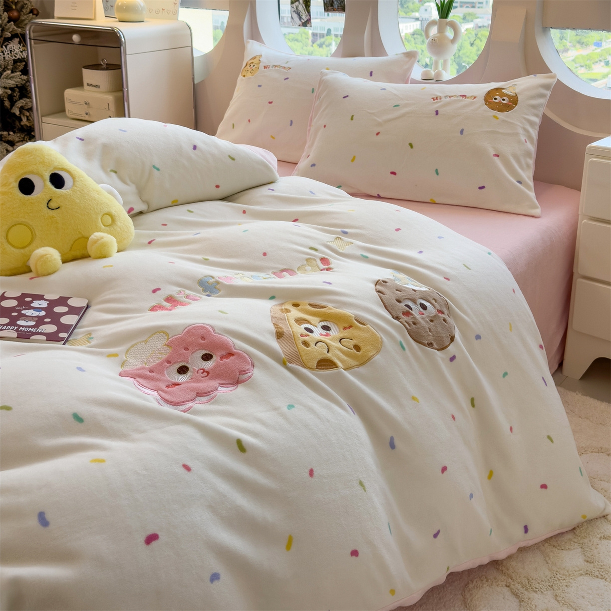 91家纺网 家纺一手货源 找家纺 曲之慕 2025新款卡通消光牛奶绒贴布四件套 甜点旅行