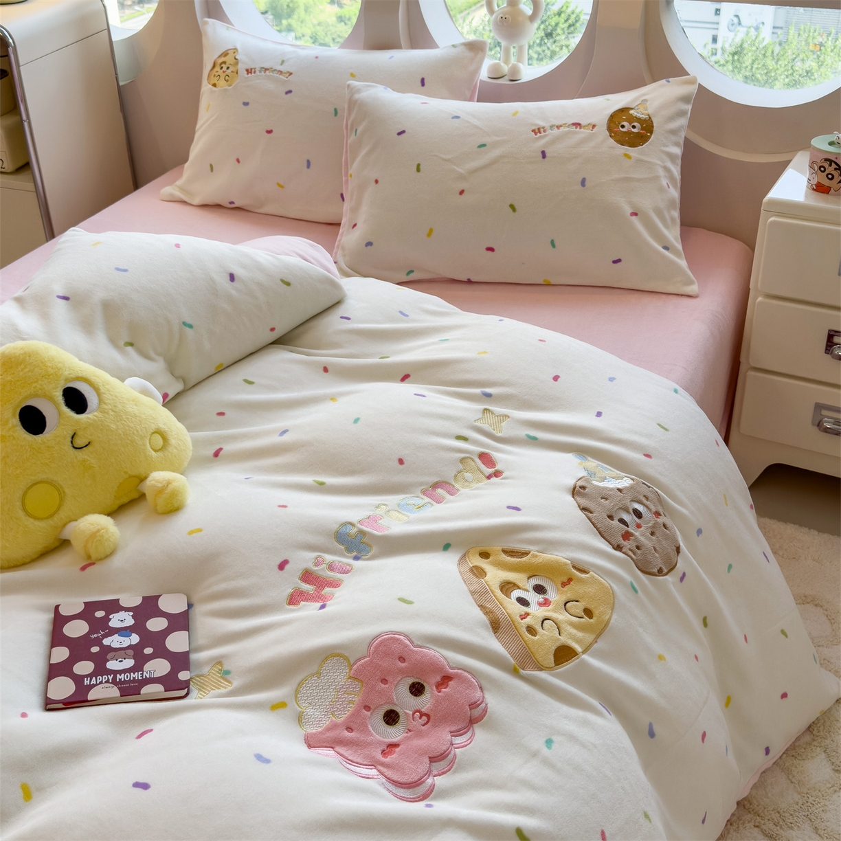 91家纺网 家纺一手货源 找家纺 曲之慕 2025新款卡通消光牛奶绒贴布四件套 甜点旅行