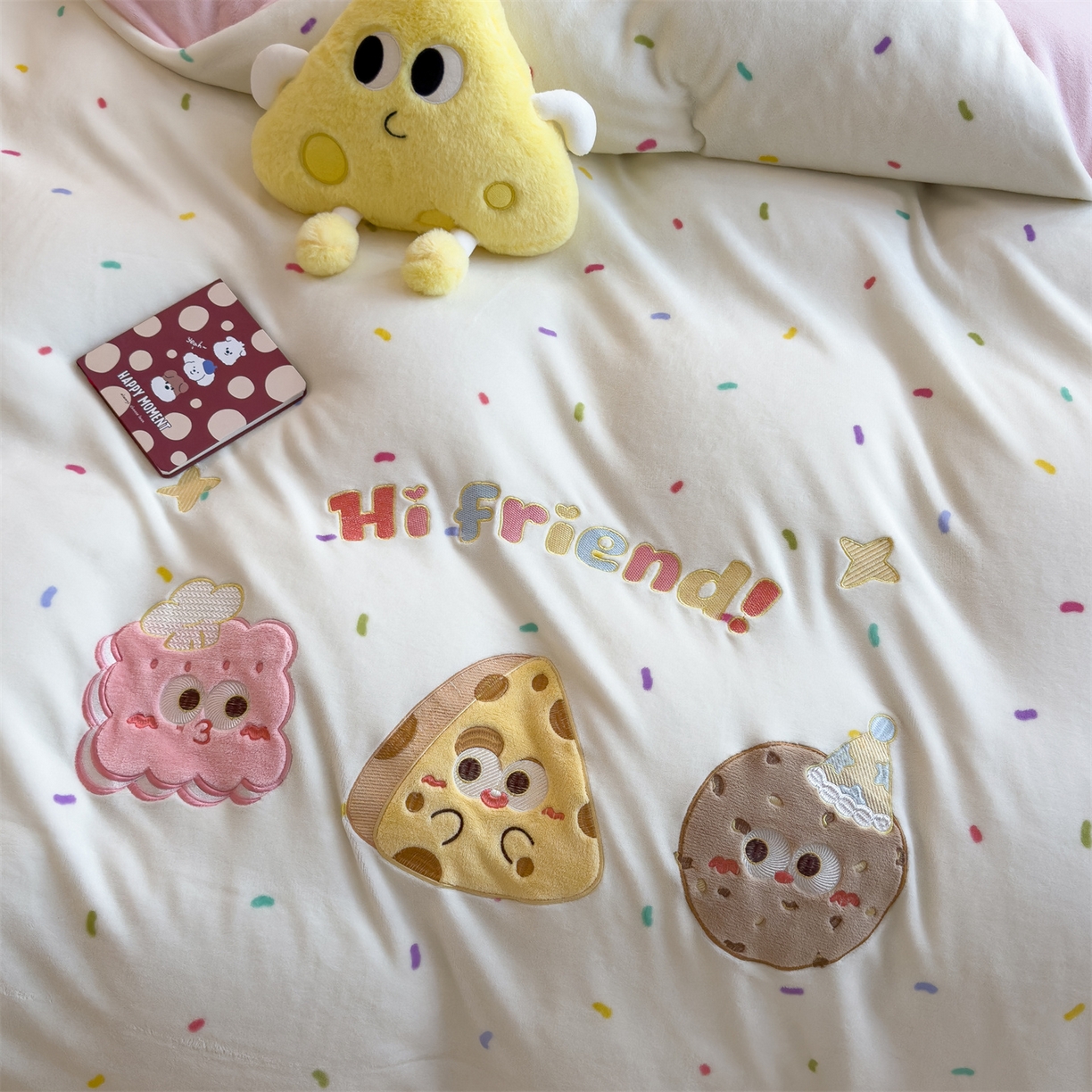 91家纺网 家纺一手货源 找家纺 曲之慕 2025新款卡通消光牛奶绒贴布四件套 甜点旅行