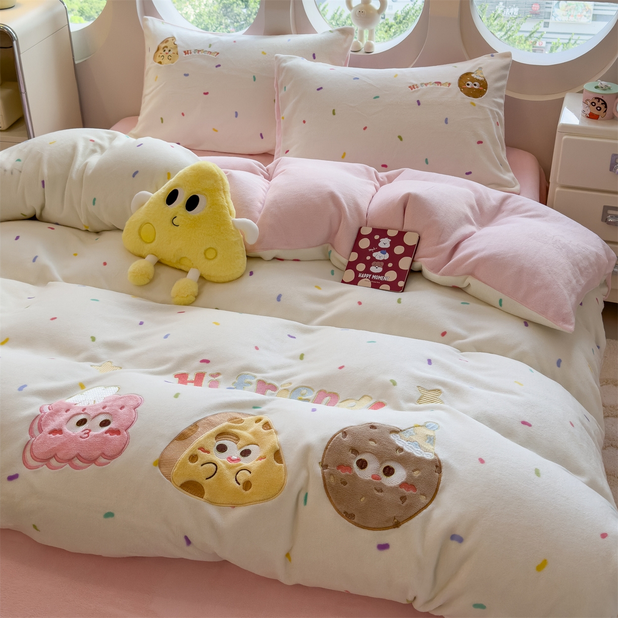 91家纺网 家纺一手货源 找家纺 曲之慕 2025新款卡通消光牛奶绒贴布四件套 甜点旅行