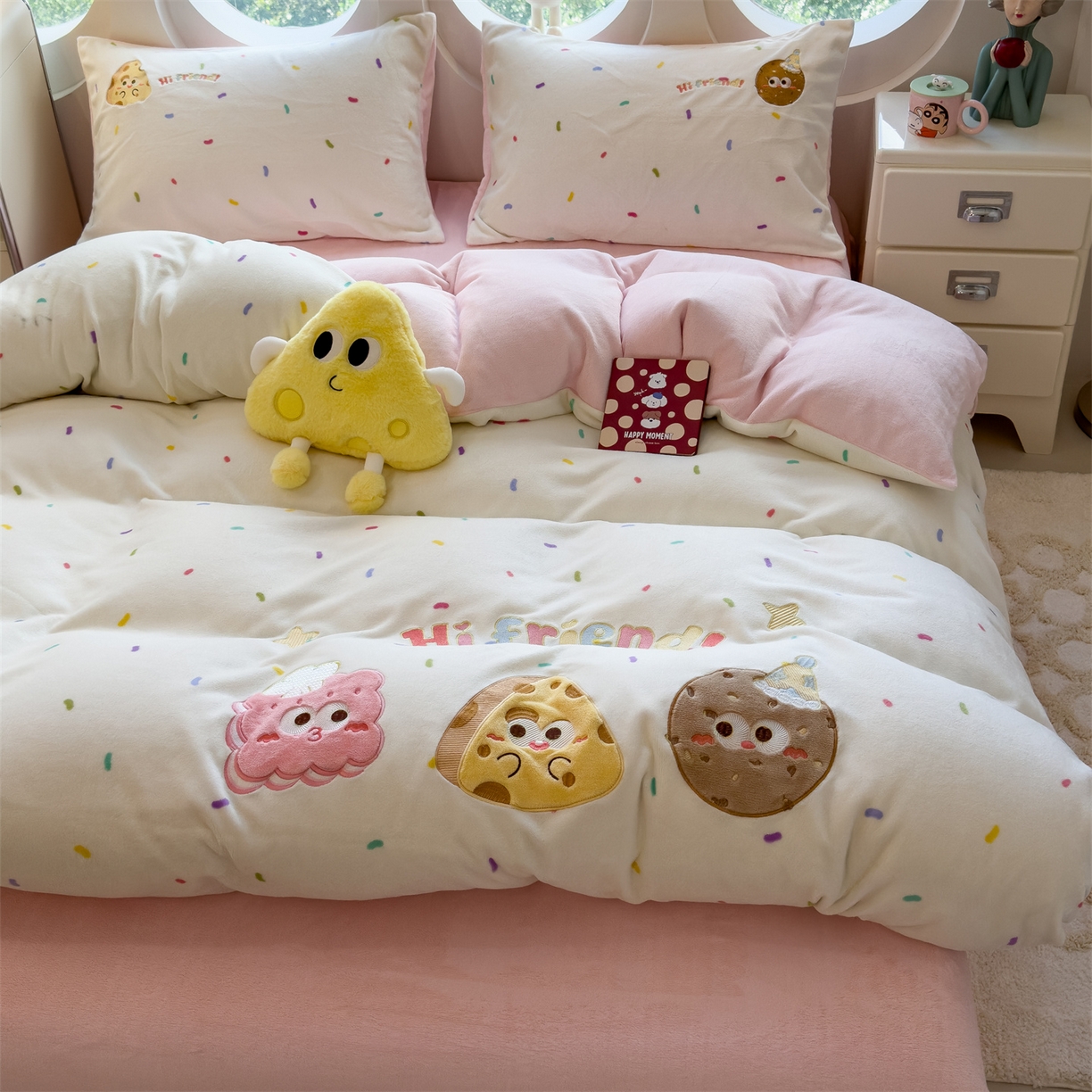 91家纺网 家纺一手货源 找家纺 曲之慕 2025新款卡通消光牛奶绒贴布四件套 甜点旅行