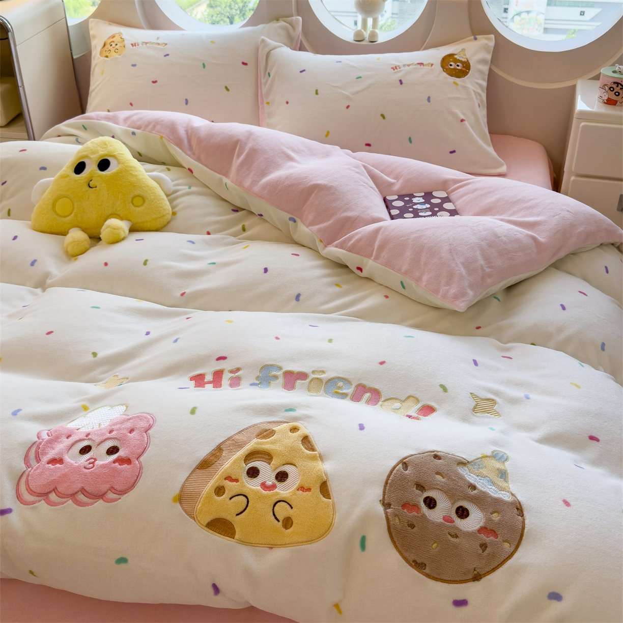 91家纺网 家纺一手货源 找家纺 曲之慕 2025新款卡通消光牛奶绒贴布四件套 甜点旅行