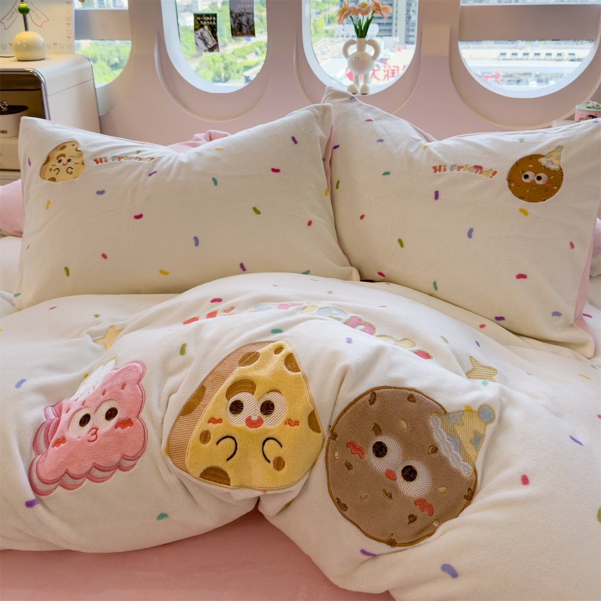 91家纺网 家纺一手货源 找家纺 曲之慕 2025新款卡通消光牛奶绒贴布四件套 甜点旅行