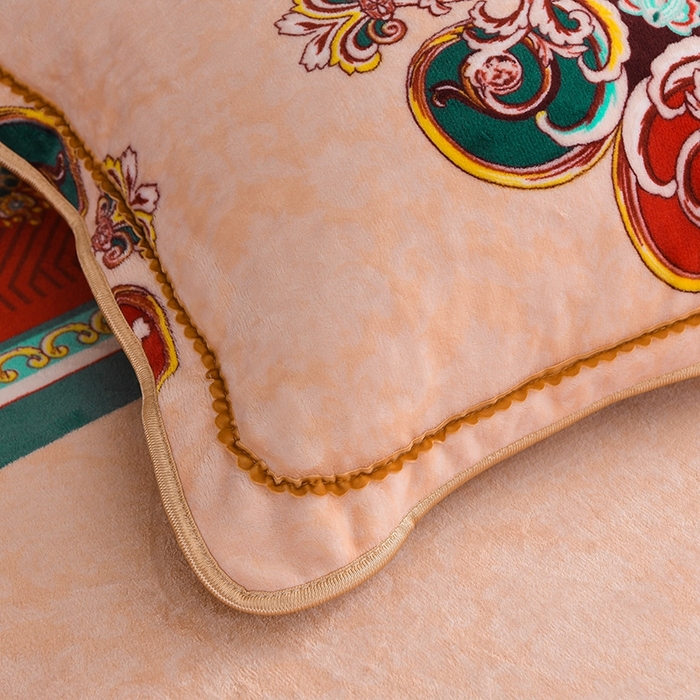 91家纺网 家纺一手货源 找家纺 牵依 2025新款牛奶绒小包边印花四件套 时尚英伦