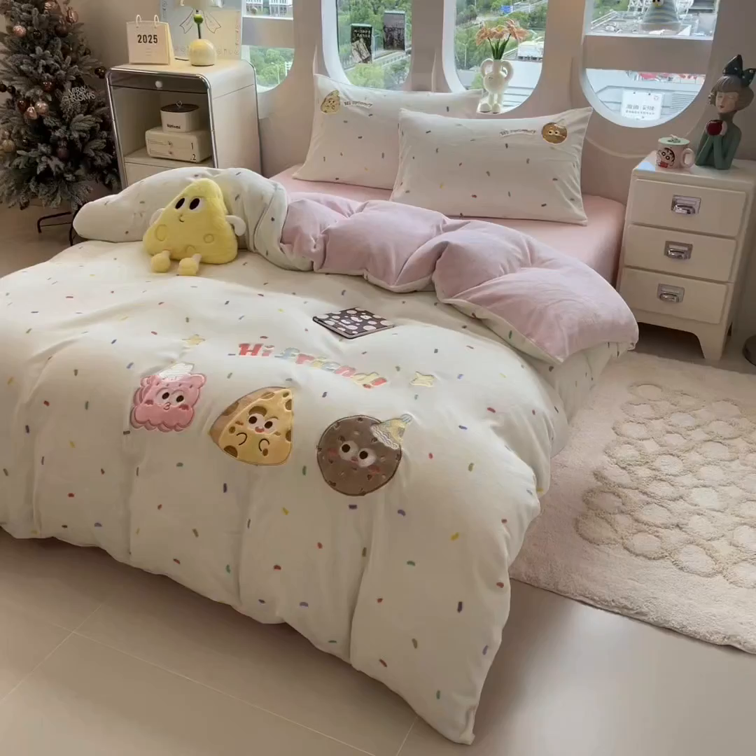 91家纺网 家纺一手货源 找家纺 曲之慕 2025新款卡通消光牛奶绒贴布四件套 甜点旅行
